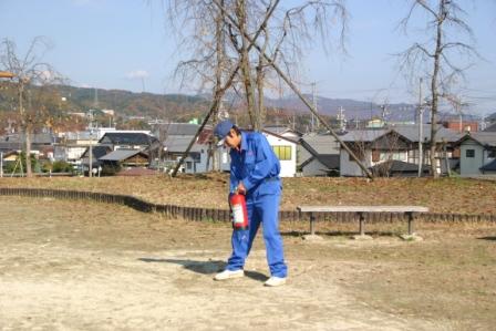 写真1：消火器を火元まで運ぶ様子