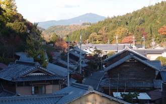 写真：観音堂からの宿場と笠置山の風景