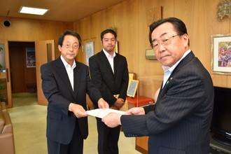 写真：市長へ答申書の提出の様子