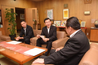 写真:答申について市長との対談の様子