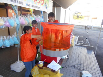 写真：綿菓子機を使う子ども