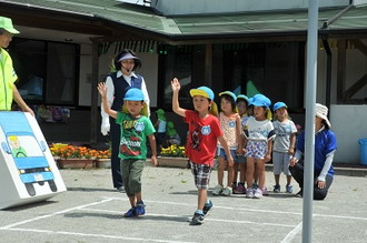 写真：日吉幼児園交通安全指導1