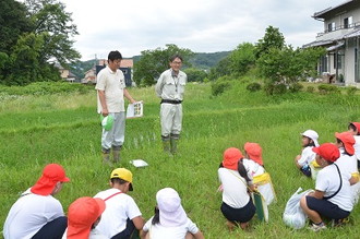 写真：県の農林事務所職員の話を座って聞く児童たちの様子
