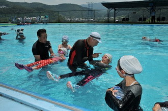 写真：釜戸小着衣泳2