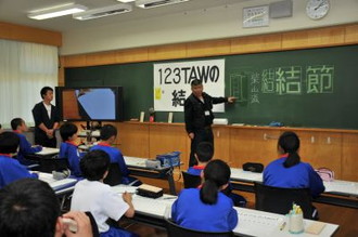写真：広告美術製作の職人の授業を受ける中学生たちの様子1