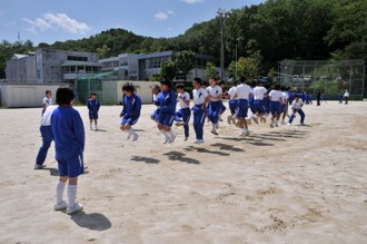 写真：同級生同士がお互い励まし合いながら大縄を飛ぶ様子1