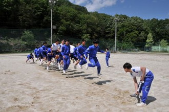 写真：同級生同士がお互い励まし合いながら大縄を飛ぶ様子2