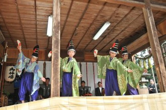 写真：半原地区の児童・生徒4人による「素踊り」の様子