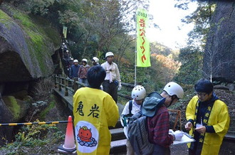 写真：鬼岩岩穴くぐり2