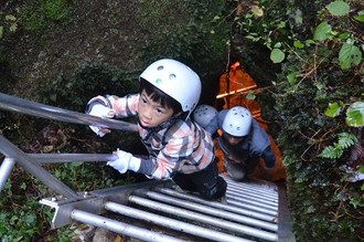 写真：鬼岩岩穴くぐり4