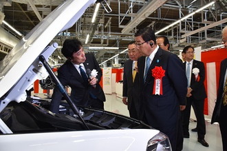 写真：開けられたボンネットの前で説明を受ける、古田県知事と水野市長