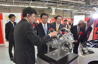 写真：自動変速機を前に説明を受ける、古田県知事と水野市長