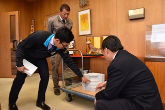 写真：銅賞受賞作品について市長に説明する渡邉さん