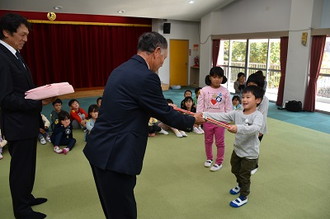 写真：瑞浪ライオンズクラブ会長から贈呈されて絵本を受け取る園児の代表