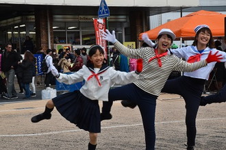 写真：ポーズを決める三人のコスプレイヤー