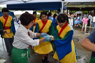 写真：試食の瑞浪ボーノボークのカツカレーを受け取る、セレモニー参加者