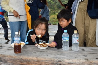 写真：カツカレーを食べる子どもたち