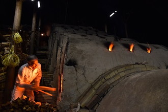 写真：陶与左衛門窯焼成作業1