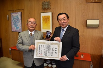 写真：賞状をもって並ぶ市役所の人と市川さん