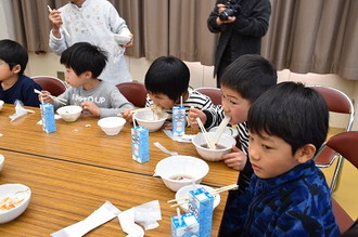 写真：子供たちみんなで、ぜんざいを食べました