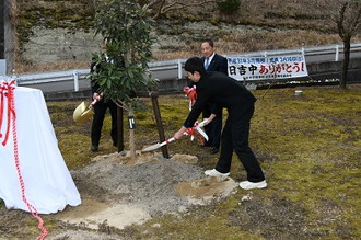 写真：日吉中記念植樹記念碑除幕式1