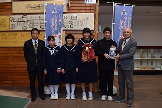 写真：釜戸中学校生徒会と大湫公民館長