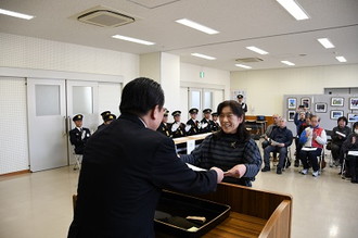 写真：表彰状を受け取る宮地さんの様子