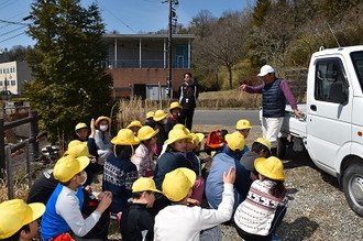 写真：ホタルの幼虫放流4