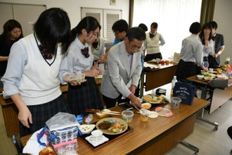 写真：美濃焼に弁当を盛り付け1