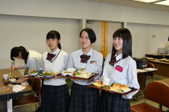 写真：美濃焼に弁当を盛り付け2