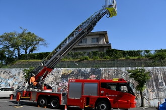 写真：はしごが伸びている共同運用消防自動車