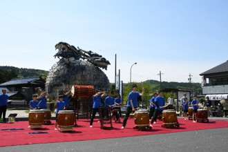 写真：和太鼓集団青龍が演奏をしている様子
