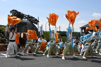 写真：よさこいチームMAIYAによるバサラ演舞の様子