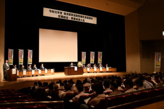 写真：定期総会及び事業推進大会の檀上と客席の様子