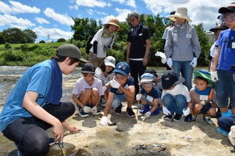 写真：化石について学ぶ子どもたちの様子