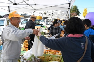 写真：農産物の販売をする様子2