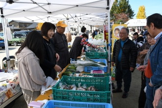 写真：農産物の販売をする様子1