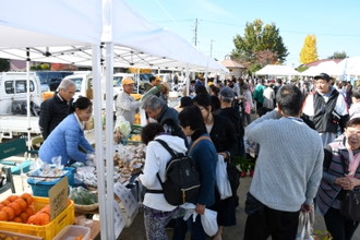 写真：大勢の来場者でにぎわう販売所の様子