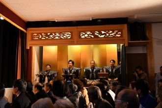 写真：はかま姿で、様々な楽器を演奏する男性4人