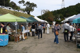 写真：展示販売を見る来評者の様子1