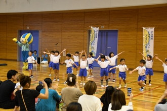 写真：「ミナモダンス」を披露する中京幼稚園の園児