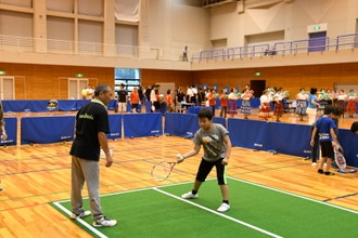 写真：体験コーナーでバウンドテニスを楽しむ子どもの様子