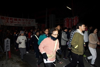 写真：笑顔で走る大勢の参加者の様子
