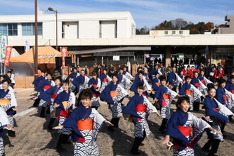 写真：お揃いの着物を着て踊るチームの様子