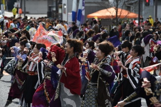 写真：武士のようなコスチュームで踊るチームの様子