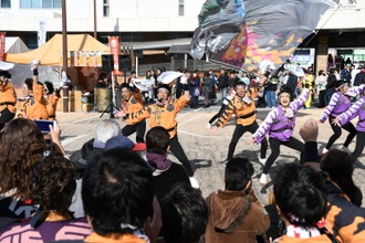 写真：両手を大きく広げて、元気に踊るチームの様子