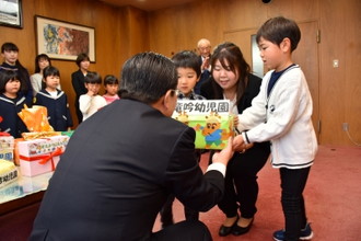 写真：市長に募金を手渡す園児たちの様子