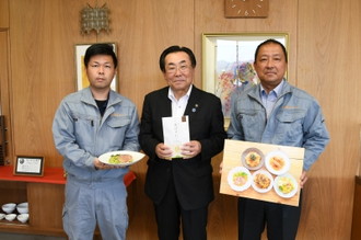 写真：「米ぱすた」を手に水野市長と記念写真を撮る、板橋代表理事と原さん。