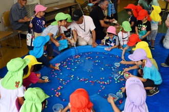 写真：子どもたちに大人気の、スーパーボールすくい