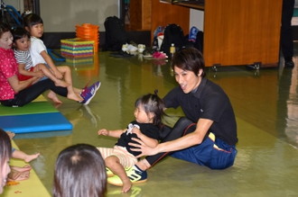 写真：見本を見せるともくん先生と参加者のお子さん